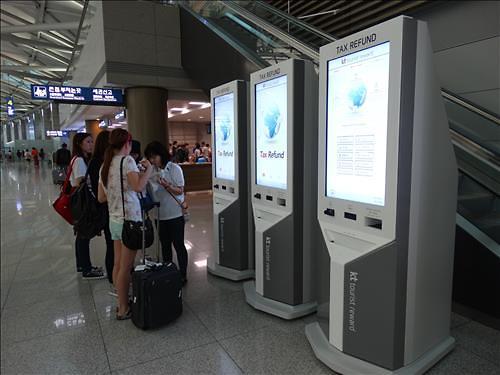 仁川机场内的自动退税机，图为外籍游客在办理退税。