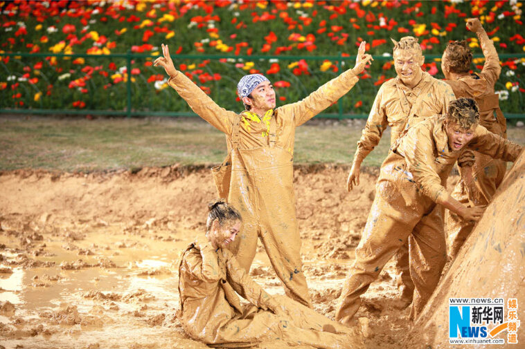 蛮拼的！《奔跑吧兄弟》第二季花絮照公开 泥潭大战cos圣斗士（组图）