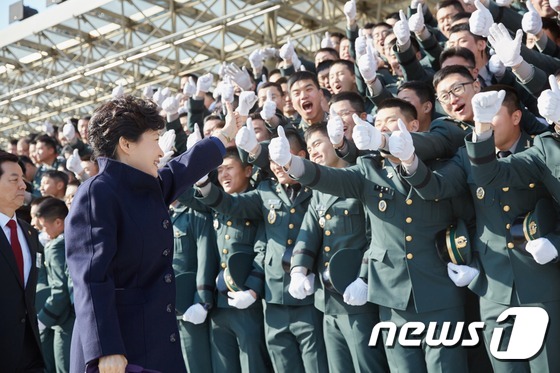 韩国总统朴槿惠出席2015年陆海空军官授衔仪式【组图】