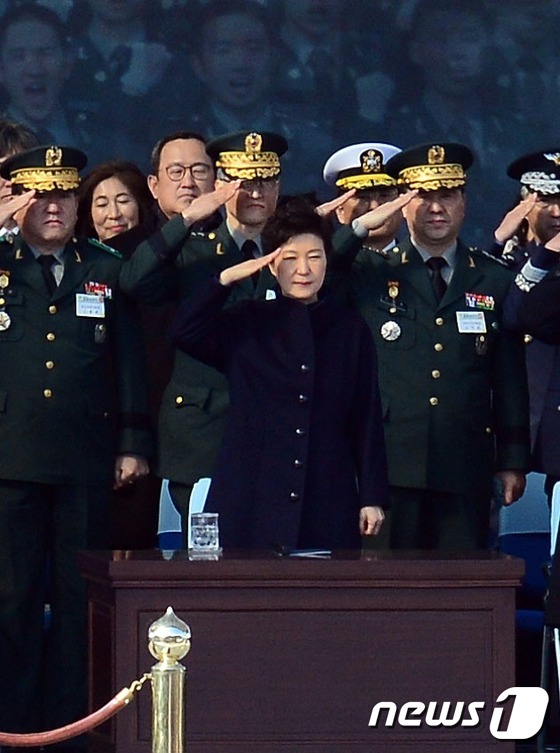 韩国总统朴槿惠出席2015年陆海空军官授衔仪式【组图】