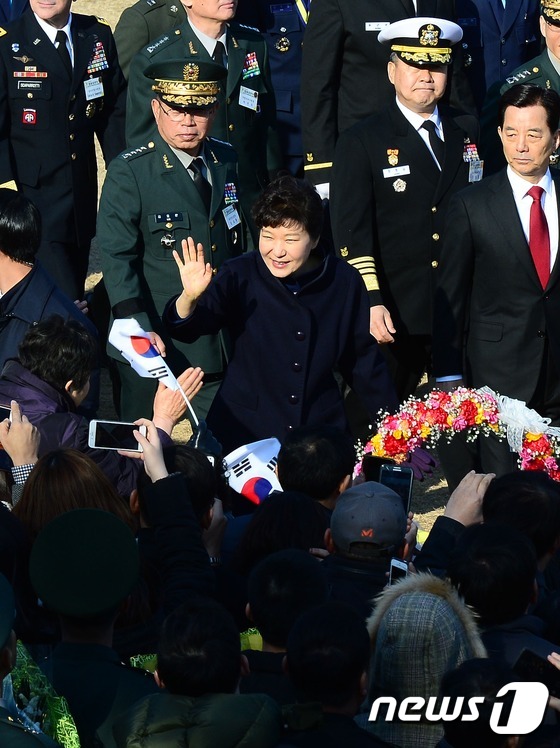 韩国总统朴槿惠出席2015年陆海空军官授衔仪式组图4