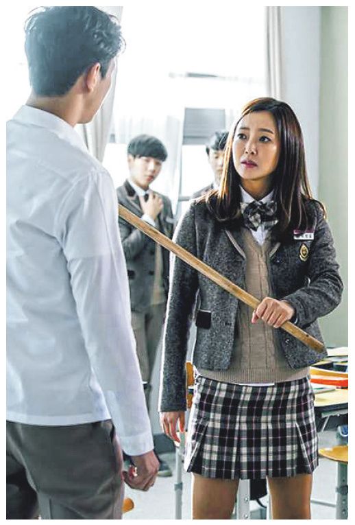 《愤怒的妈妈》剧照首公开 韩星金喜善变身女学生 “霸气十足”
