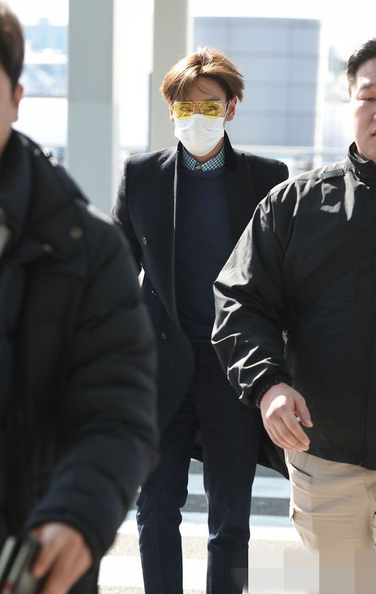 长腿欧巴组团来！赵寅成T.O.P李政宰现身机场展男神魅力（组图）
