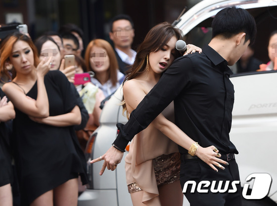 Girl's Day敏雅solo身份性感回归  与男舞伴街上跳热辣舞蹈（组图）