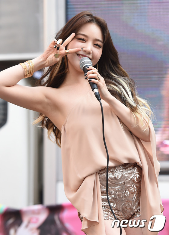 Girl's Day敏雅solo身份性感回归  与男舞伴街上跳热辣舞蹈（组图）
