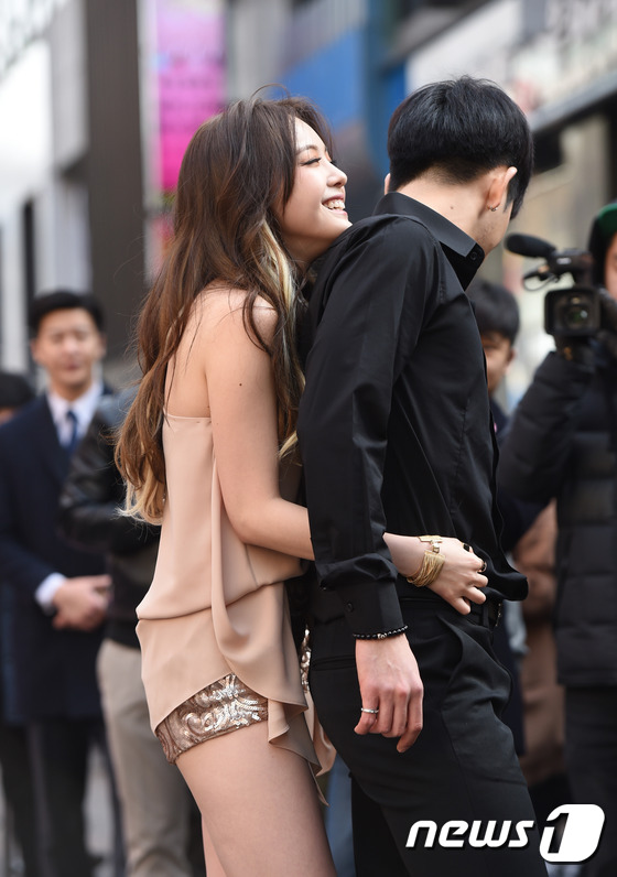 Girl's Day敏雅solo身份性感回归  与男舞伴街上跳热辣舞蹈（组图）