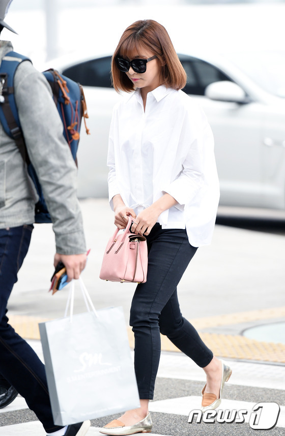 F(X)Amber郑秀晶Luna现身机场 三人三色展现高冷魅力（组图）