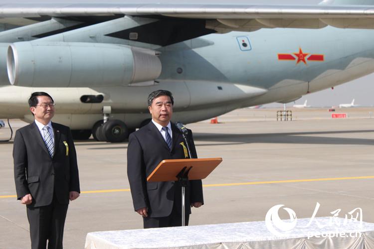 中国驻韩国大使为志愿军烈士遗骸覆盖国旗【高清组图】