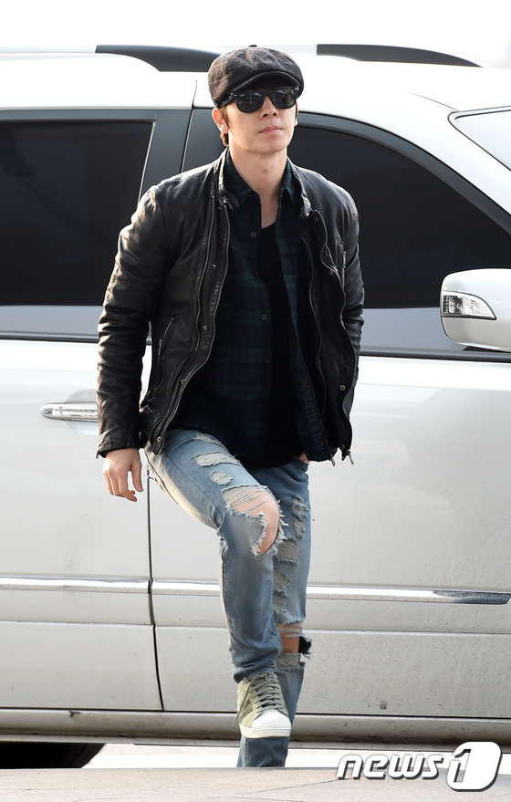 太鲜艳！super junior现身机场 希澈橘红色大衣红色口罩吸睛【组图】