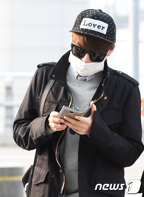 太鲜艳！super junior现身机场 希澈橘红色大衣红色口罩吸睛【组图】