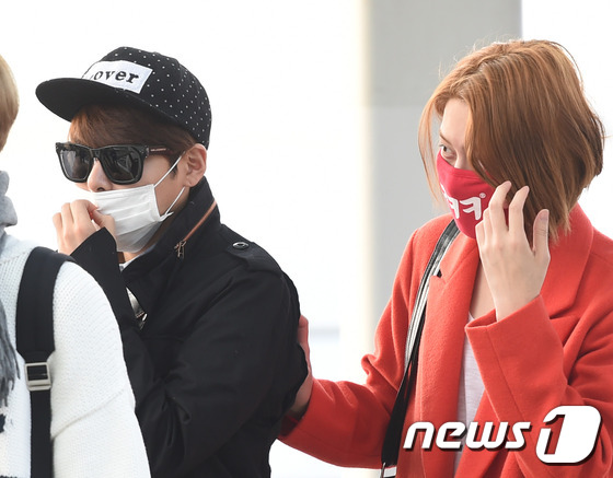 太鲜艳！super junior现身机场 希澈橘红色大衣红色口罩吸睛【组图】