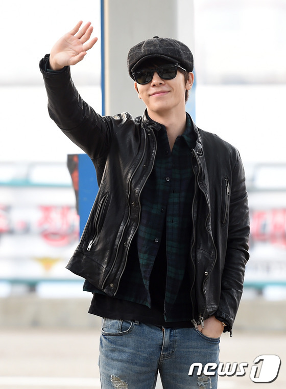 太鲜艳！super junior现身机场 希澈橘红色大衣红色口罩吸睛【组图】
