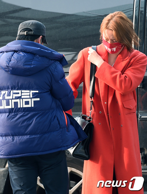 太鲜艳！super junior现身机场 希澈橘红色大衣红色口罩吸睛【组图】