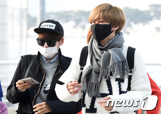 太鲜艳！super junior现身机场 希澈橘红色大衣红色口罩吸睛【组图】