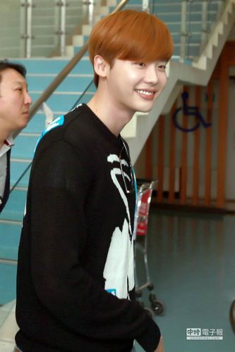 李钟硕离台现身机场 挥手致意露温暖笑容（组图）