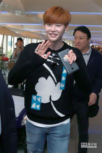 李钟硕离台现身机场 挥手致意露温暖笑容（组图）