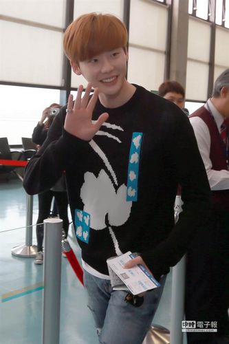 李钟硕离台现身机场 挥手致意露温暖笑容（组图）