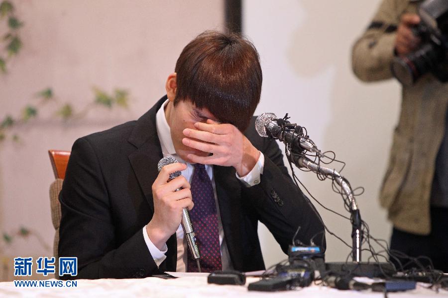 3月27日，朴泰桓在新闻发布会上低头拭泪。