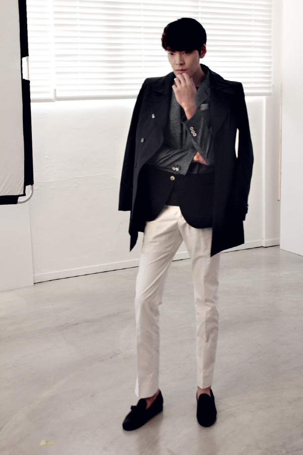 金宇彬逆天长腿吸睛 变身霸道总裁拍画报【组