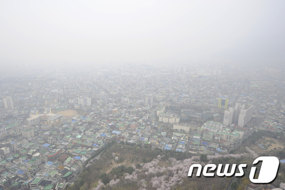 雾霾再袭韩国 天空阴沉能见度降低【组图】