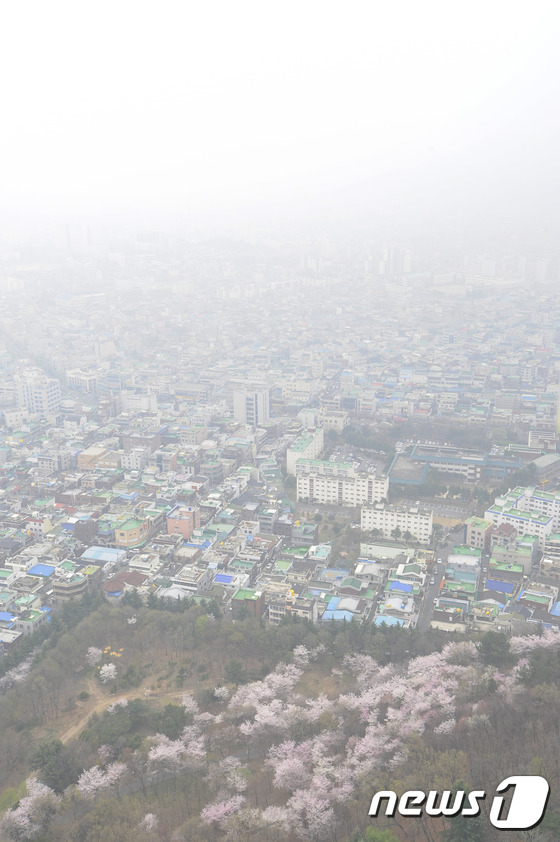 雾霾再袭韩国 天空阴沉能见度降低【组图】