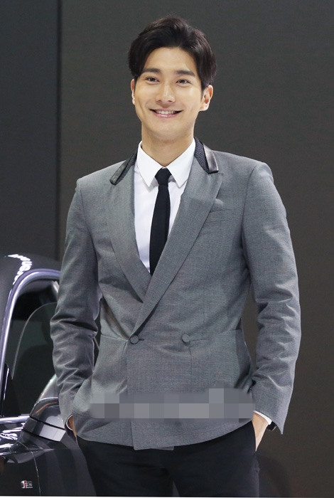 香车美男！Super Junior崔始源现身车展 露迷人微笑（组图）