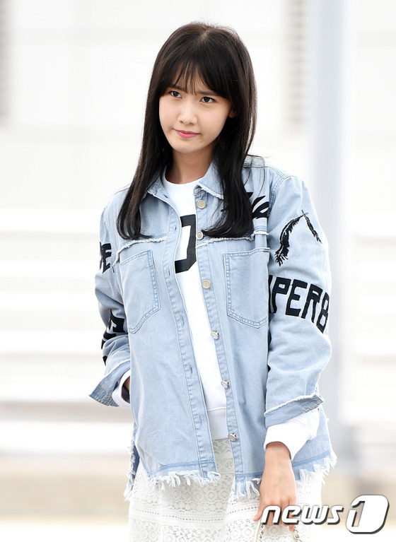 少女时代允儿清秀混搭风现身机场 大白手机壳吸睛【组图】