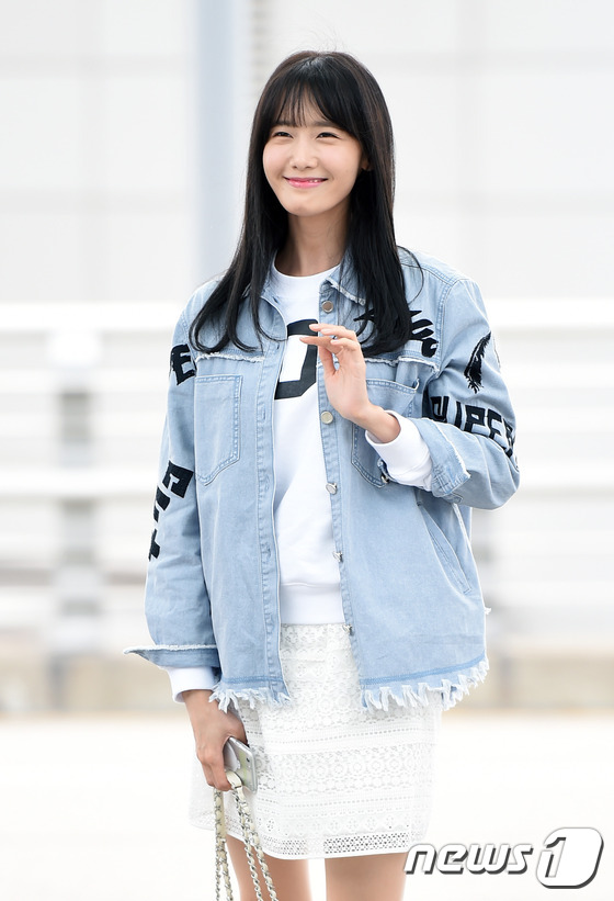 少女时代允儿清秀混搭风现身机场 大白手机壳吸睛【组图】