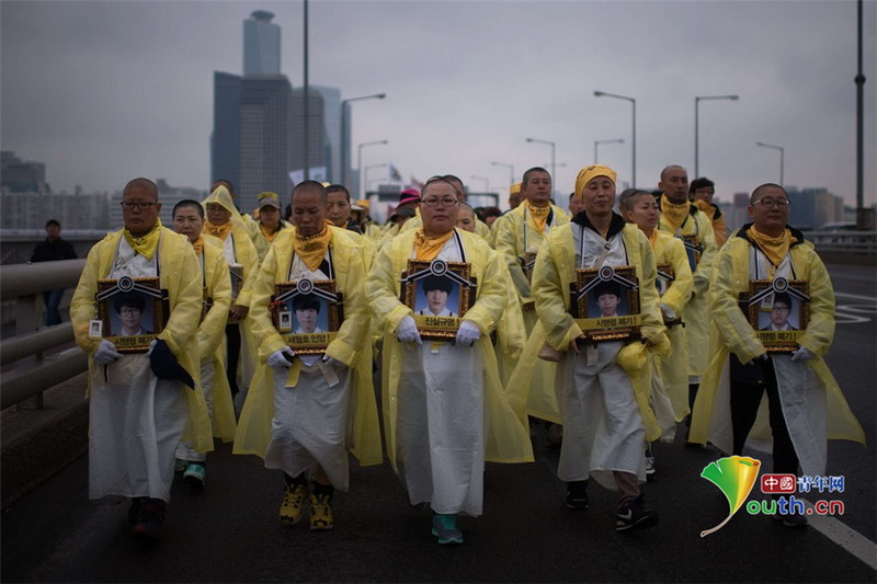 韩国客轮沉没周年祭将至 遇难者家属举遗像示威(组图)