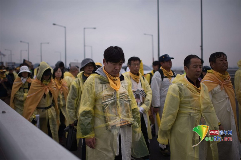 韩国客轮沉没周年祭将至 遇难者家属举遗像示威(组图)