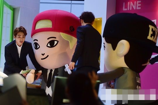 颜值高！EXO见面会展反转魅力 世勋撒娇伯贤嘟嘴呆萌【组图】