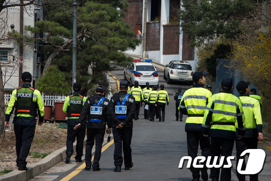 成完钟离家出走后，韩国警方出动警力展开搜寻。（图片来源：NEWS1）