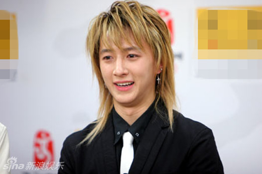 吴亦凡晒15岁“洗剪吹”长发旧照  中韩明星杀马特造型大盘点(图)