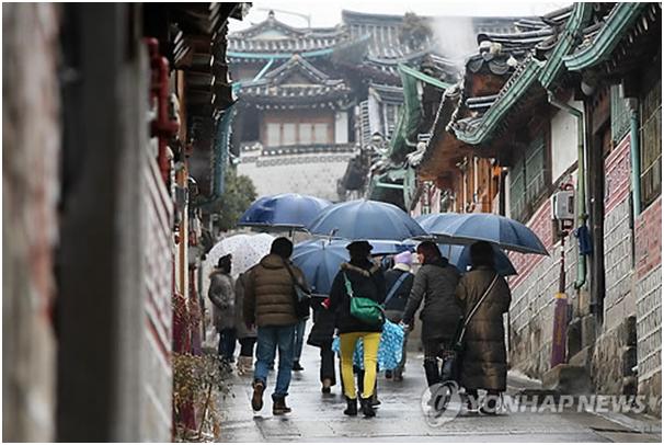  雨中的外国游客（图片来源：韩联社）