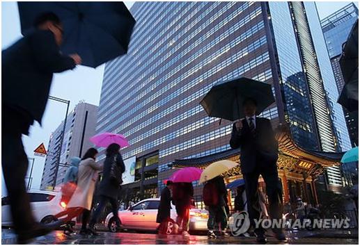 韩国：雨水降温天气浇灭踏青热情【组图】