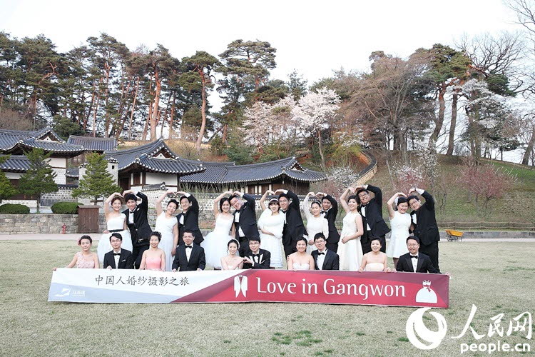 12对中国情侣在韩国江原道举行集体婚礼