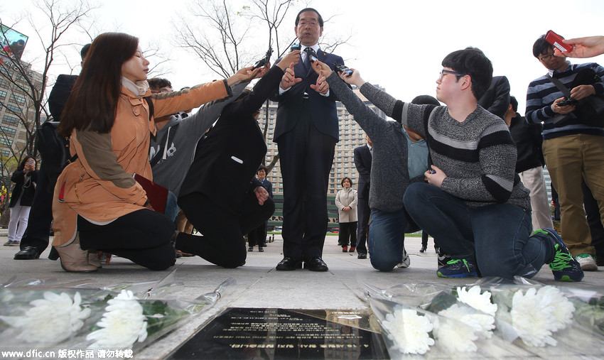 【高清】韩国首尔市长悼念“世越号”沉船事故遇难者