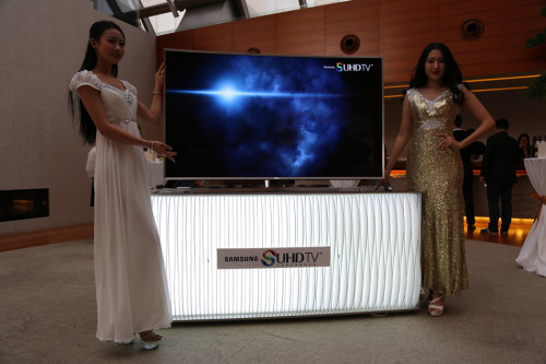 三星在国内发布SUHD曲面电视：线上下均可预定（组图）
