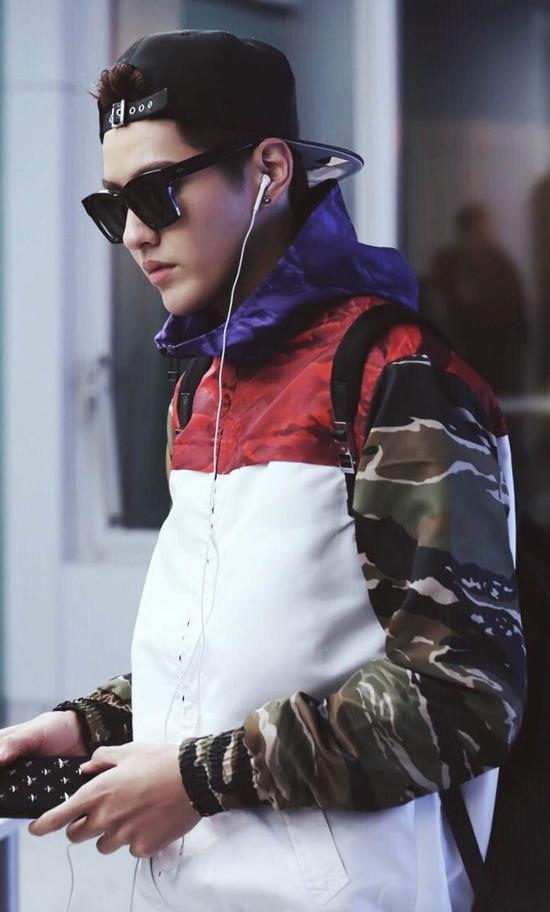 吴亦凡深夜现身机场遭围堵 搭档刘亦菲演《致青春2》【组图】