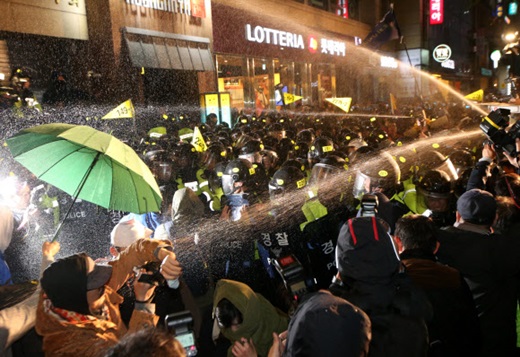 首尔市厅广场举办”世越号”一周年追悼会 集会人员与警察爆冲突