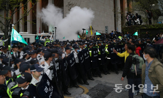 【“世越号”周年祭】集会参与者与警方爆冲突 百人被带走