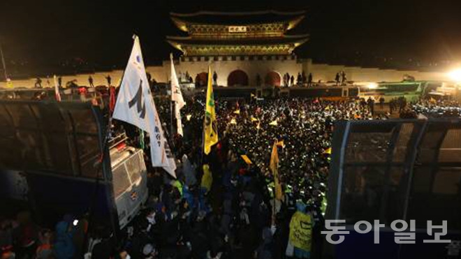 18日，“世越号”纪念集会的参与者与警方发生冲突。（图片来源：东亚日报）