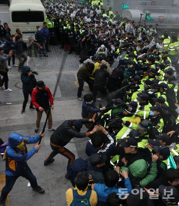 【“世越号”周年祭】集会参与者与警方爆冲突 百人被带走