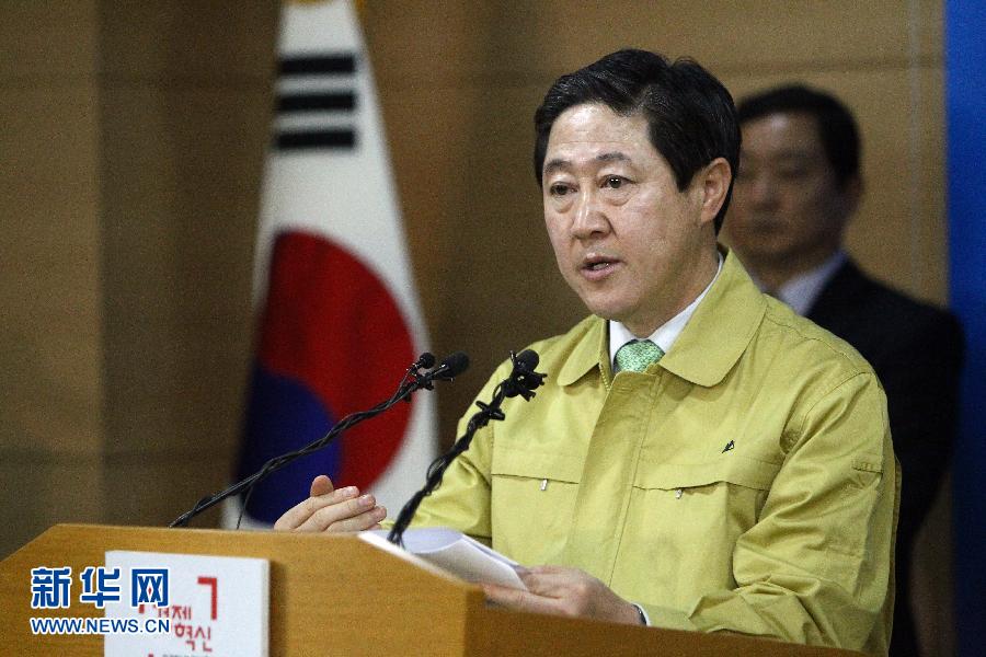 4月22日，在韩国首尔，韩国海洋水产部长官俞奇浚在新闻发布会上发言。 新华社发（姜惺彬摄）　　