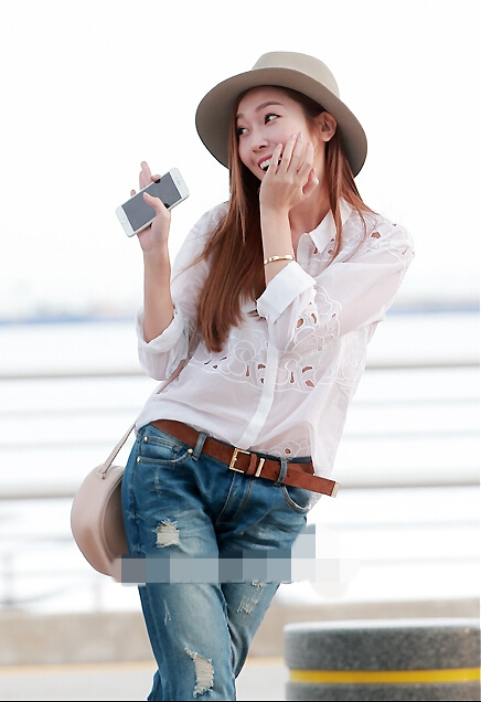 Jessica现身机场乐开花 牛仔裤搭配白衬衫显休闲【组图】