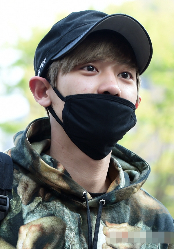 EXO“上班路”无表情低头快走 似受黄子韬解约影响【组图】