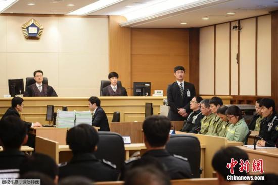 当地时间2014年11月11日，韩国法院判处失事客轮“世越号”船长36年徒刑。韩国检方此前曾在庭上要求法院判处“世越号”船长李某死刑。  图片来源：中新网