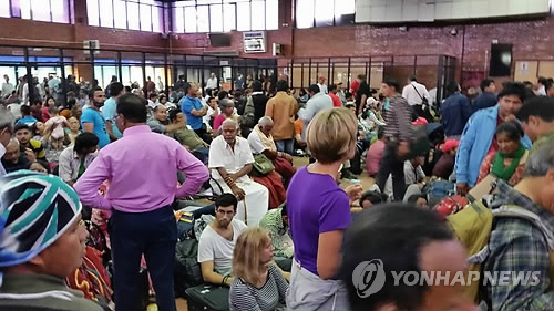 【组图】尼泊尔震后首架韩国飞机接运百余名滞尼公民返韩