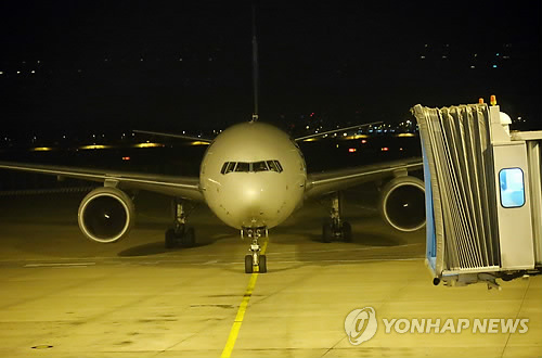【组图】尼泊尔震后首架韩国飞机接运百余名滞尼公民返韩