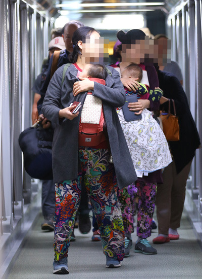 【组图】尼泊尔震后首架韩国飞机接运百余名滞尼公民返韩